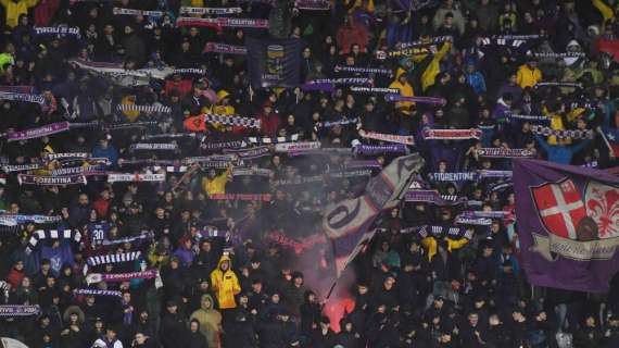 Fiorentina, multa in arrivo: i tifosi lanciano in campo un "trita-marijuana"