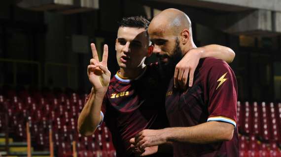 Serie B, la Salernitana batte l'Ascoli 2-0. Tanta paura per Dziczek