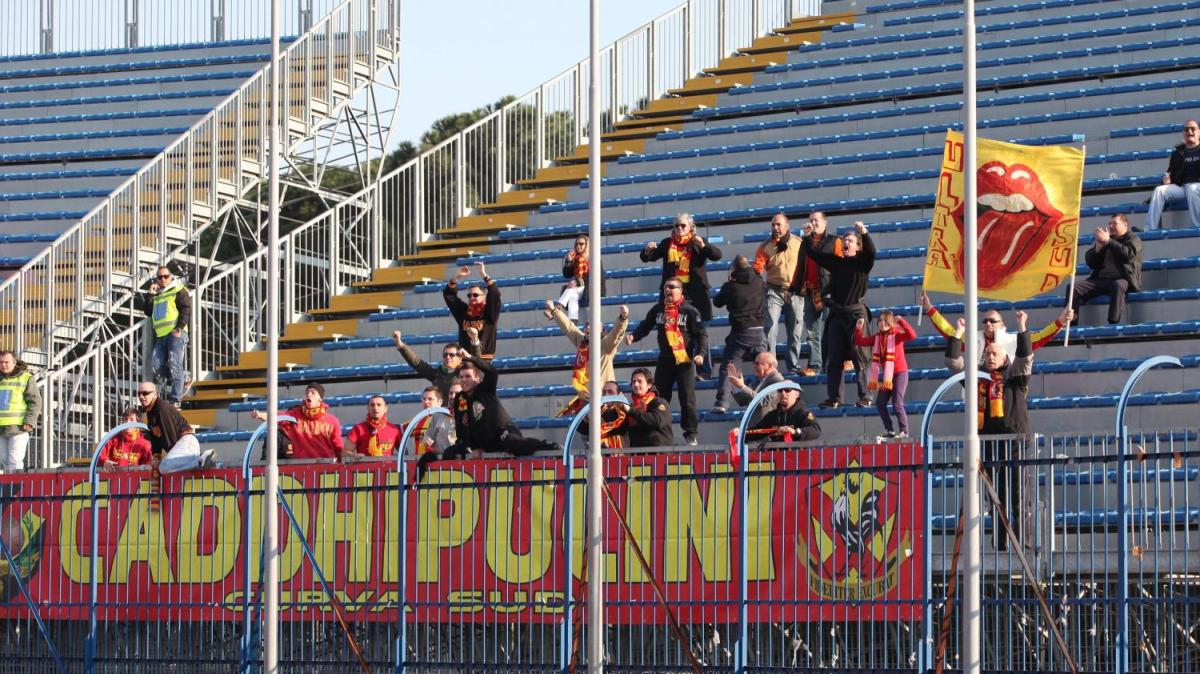 Gallipoli in crisi societaria, i giocatori protestano sedendosi in campo contro il Brindisi