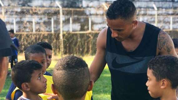 Juve, Danilo promuove un progetto sociale per i bambini della sua città natale