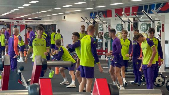 Fiorentina, seduta in palestra. Mandragora lavora a parte. Le immagini dall'Inghilterra