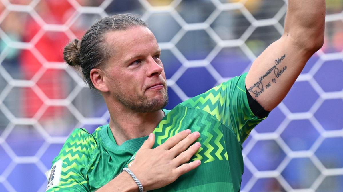 Norvegia eliminata dai Mondiali per un errore del portiere Nyland. Il ct Solbakken lo consola