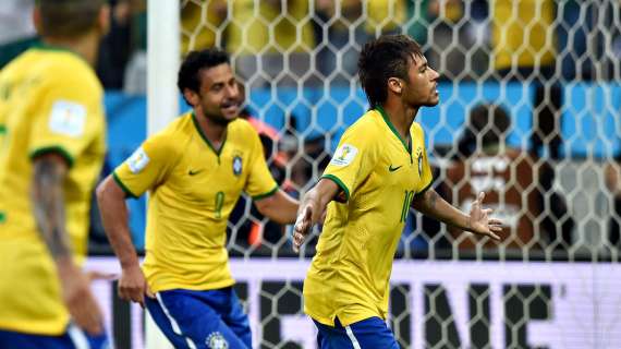 Brasile, lacrime dopo la gioia per la vittoria: la caviglia di Neymar tiene in ansia un Paese