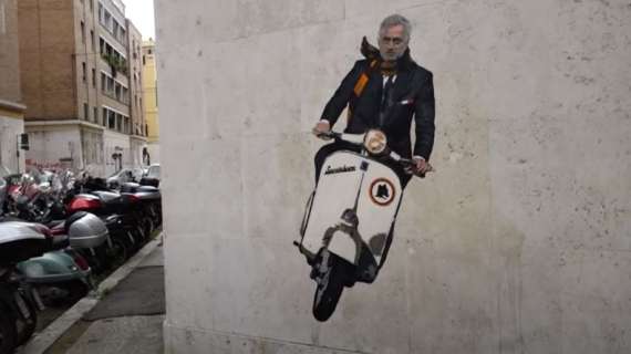 FOTO - La vita che imita l'arte: Josè Mourinho in sella alla Vespa a Trigoria