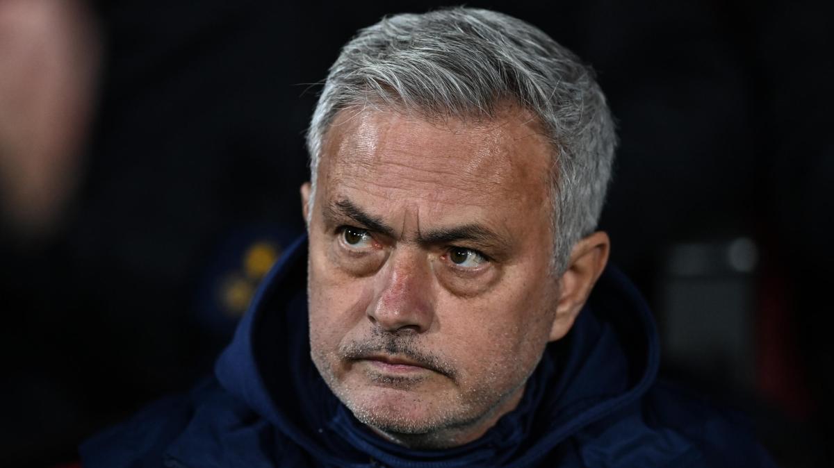 Mourinho, risate in conferenza con il giornalista: "Tu sei sicuro di restare l'anno prossimo?" 