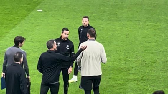 VIDEO - Sorrisi e segno della croce: così Donnarumma torna nel San Siro rossonero