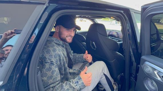 Rabiot inizia l'avventura rossonera. Il francese è sbarcato a Milano: "Contento, forza Milan!"