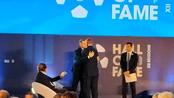 Shevchenko entra nella Hall of Fame. E dal palco legge una lettera per il calcio italiano