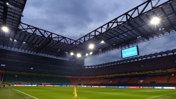 Inter-Roma col pubblico... a distanza, tifosi nerazzurri proiettati sugli spalti del Meazza
