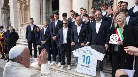 Carrarese in udienza dal Papa: regalata al Pontefice una maglia dedica. Poi l'allenamento