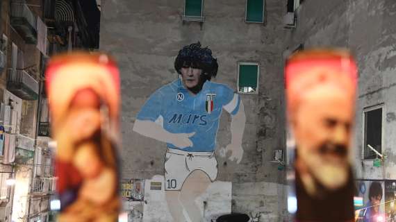 Addio Maradona, Ferlaino accende la candela al murales nei Quartieri Spagnoli