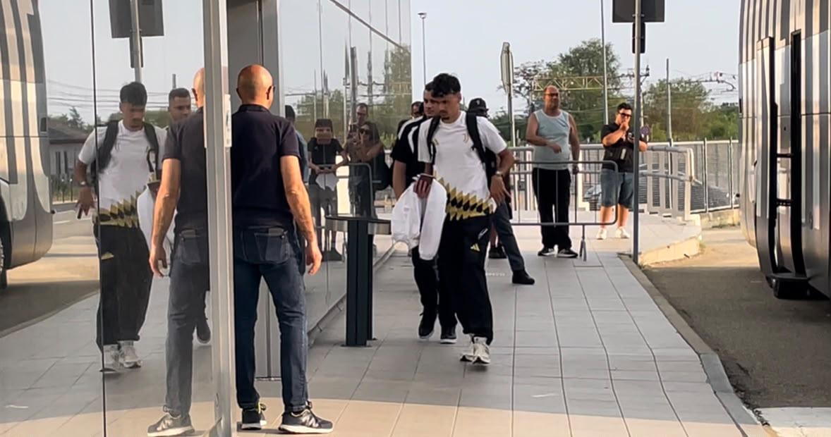 Juve in partenza per la tournée estiva: le immagini da Caselle, c'è Alajbegovic
