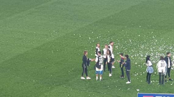 FOTO - Juve, scambio tra numeri 10: Dybala dà la maglia alla Girelli
