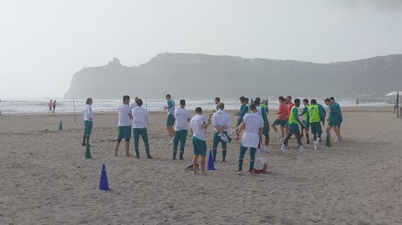 Cagliari, sorpresa Nicola: i rossoblù si allenano sulla spiaggia del Poetto. Le immagini