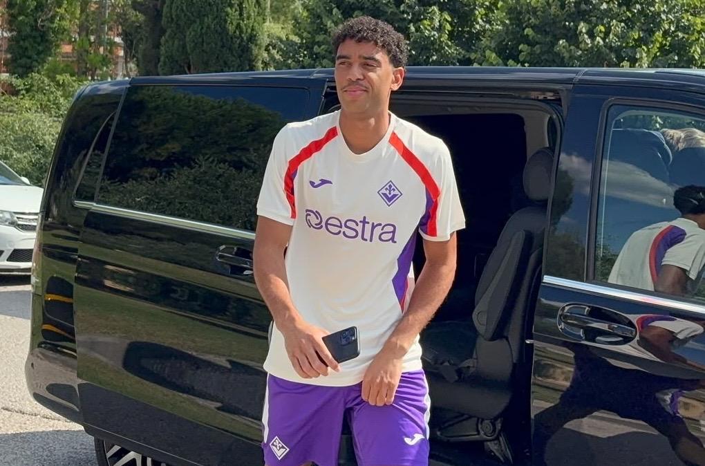 Fiorentina, ecco Atta: il centrocampista è a Firenze per le visite mediche. Le immagini