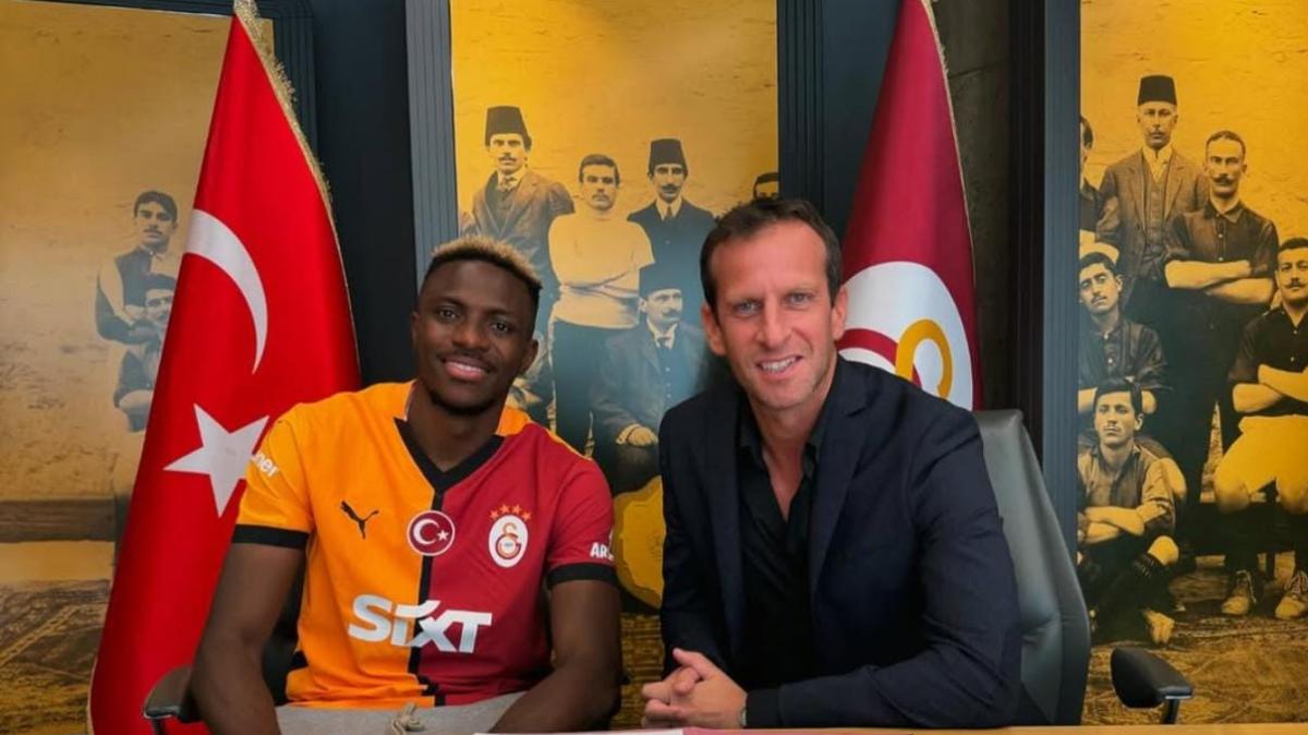 Ajax distrutto da Osimhen, l'allenatore del Galatasaray gongola: "Contenti di averlo con noi"