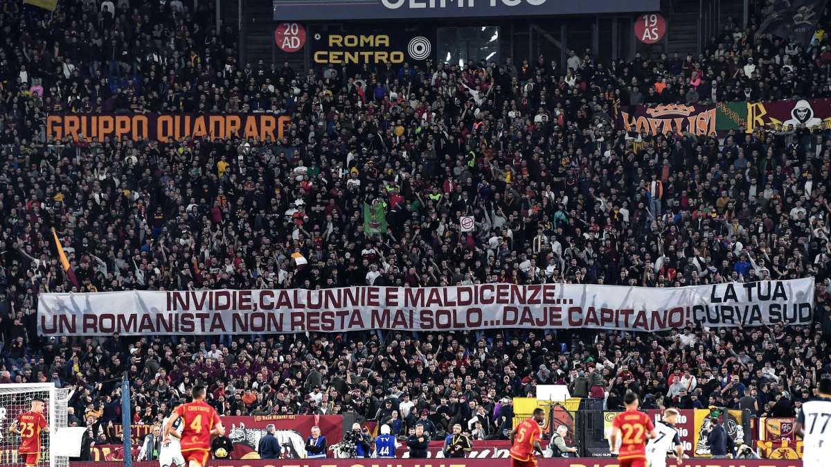 Slavia Praga-Roma, striscione dei tifosi giallorossi: "Corona, sei solo la zo***** di Lele Mora"