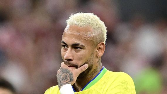 Un tifoso deruba Neymar: sfilato via un anello da 14mila euro. Ma il brasiliano smentisce