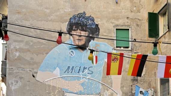 Napoli, folla ai Quartieri Spagnoli per l'omaggio al murale di Maradona