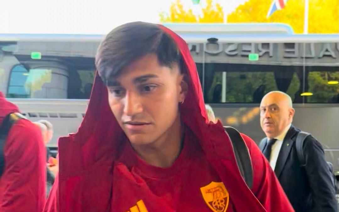 La Roma è arrivata a Cardiff: curiosità per vedere Castro. Le immagini