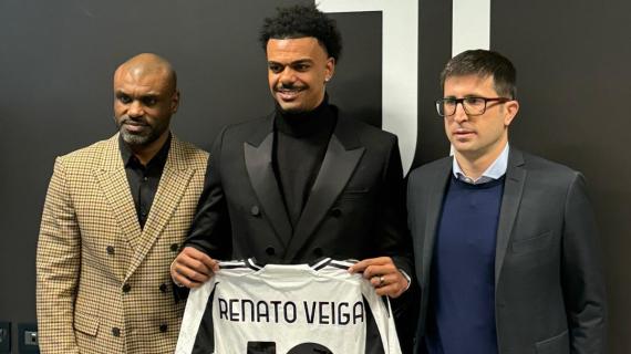 Renato Veiga prende la numero 12 della Juve, la foto del difensore con la nuova maglia