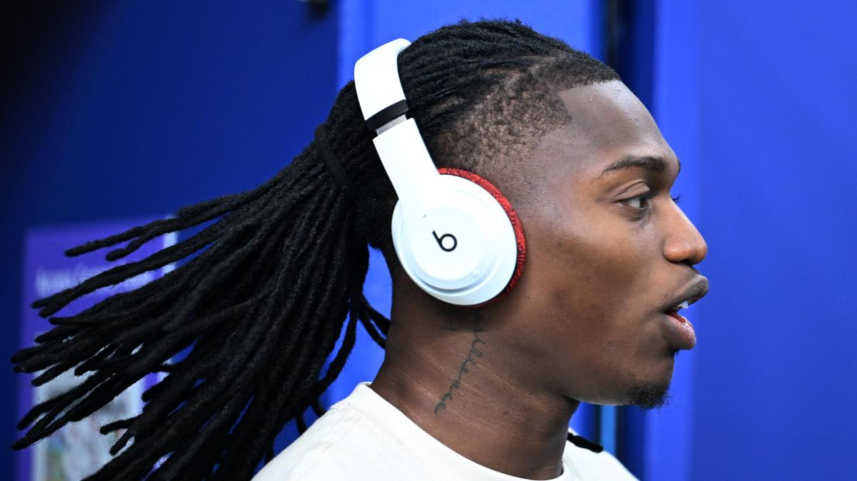 Leao ha iniziato sorridendo ad allenarsi col Milan. E se alla fine succedesse che...