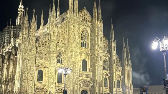 Festa Inter, cresce l'attesa in Piazza Duomo: leggero ritardo per i due pullman scoperti