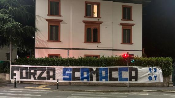 "Forza Scamacca". Striscione dei tifosi dell'Atalanta fuori dallo stadio