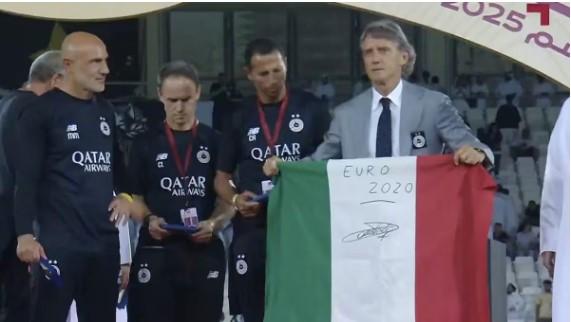Roberto Mancini campione del Qatar. E festeggia con la bandiera griffata Euro 2020
