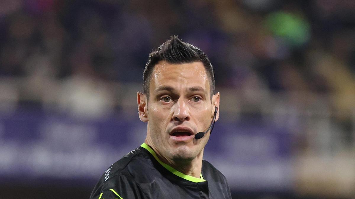 La FIFA ha scelto gli arbitri per i Mondiali 2026: tra i 52 anche l'italiano Mariani
