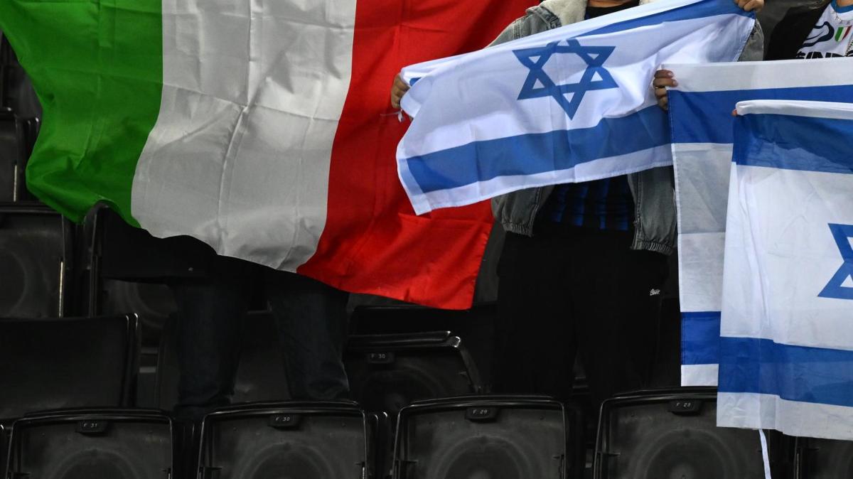 Italia-Israele in corso a Udine. Scontri tra polizia e manifestanti in città: giornalista ferito alla testa