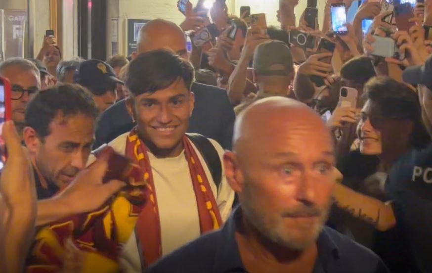 Santiago Castro è arrivato a Roma: entusiasmo alla stazione di Termini, le prime immagini