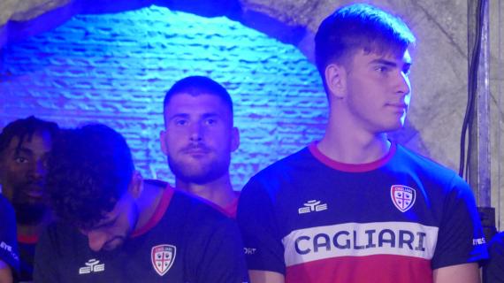 Cagliari, Iliev celebra il primo contratto da professionista: "Questo club mi ha dato tutto"