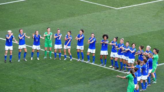 Calciatrici al fianco di Olivia. La bambina a cui è stata negata la possibilità di giocare a calcio