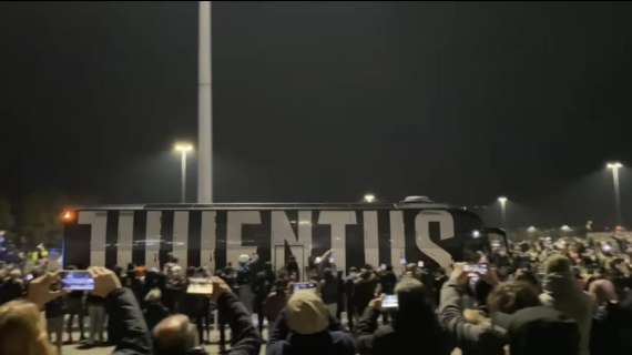 La Juve arriva allo Stadium tra gli applausi dei tifosi: il video del pullman bianconero