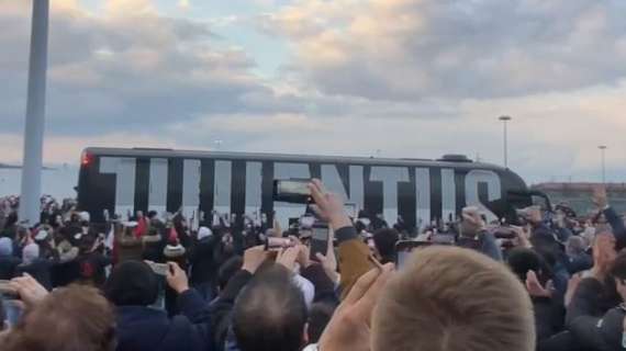 TMW - L'arrivo allo Stadium della squadra di Allegri: "Juve, Juve...". Tanti cori e applausi