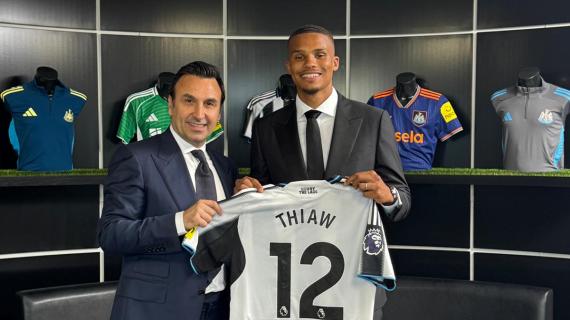 Newcastle, il difensore Thiaw ha scelto la maglia numero 12 bianconera. La foto