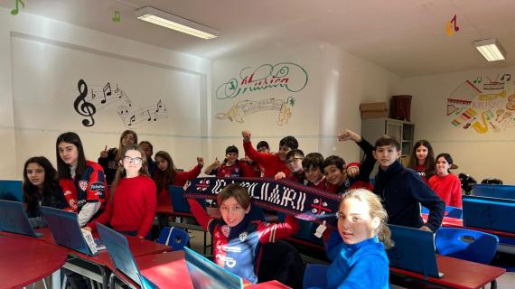 Cagliari celebra Riva: oggi tutti a scuola con i colori rossoblù in suo onore