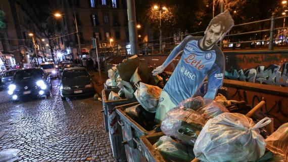 Napoli, l'ira dei tifosi: nei rifiuti il cartonato di Kvaratskhelia