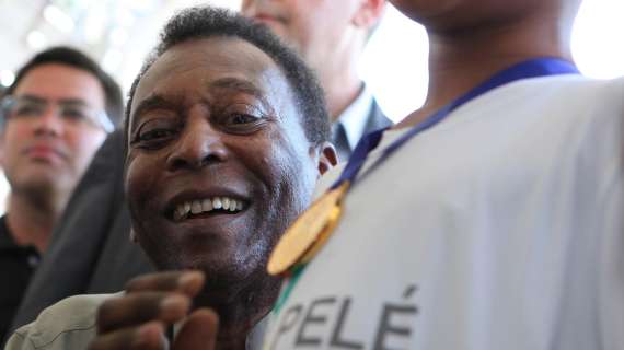 La figlia di Pelé annuncia: "Papà sta lasciando l'ospedale"