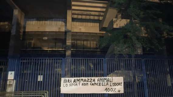 FOTO - Striscione anti-Ibra al Bentegodi: "Ammazza gli animali, lo sport non cancella l'odore"