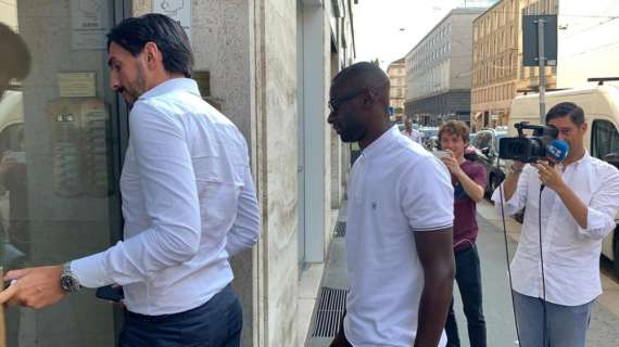 TMW - Sassuolo, l'arrivo di Obiang in sede per firmare