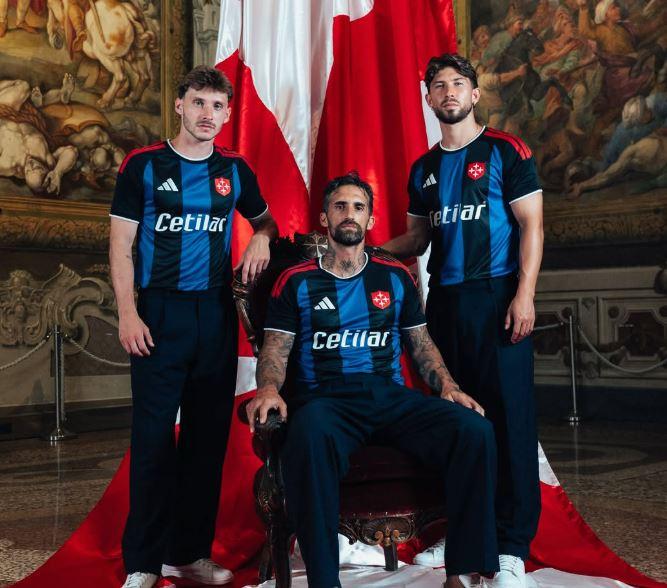 Pisa, presentata la nuova maglia: classiche righe nerazzurre e la Croce Pisana sul cuore