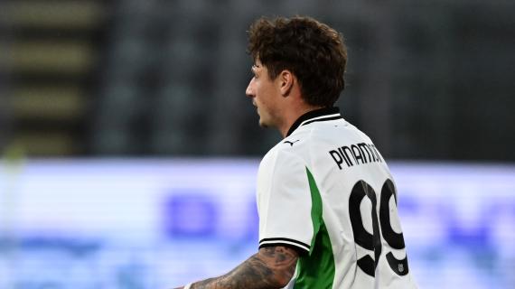 Montipò para il rigore di Pinamonti, che segna sulla ribattuta: Sassuolo avanti 0-1 a Verona