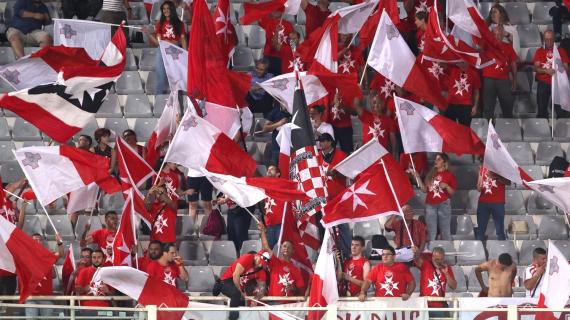 Euro 2022, Malta e Danimarca si inginocchiano in campo contro razzismo e omofobia