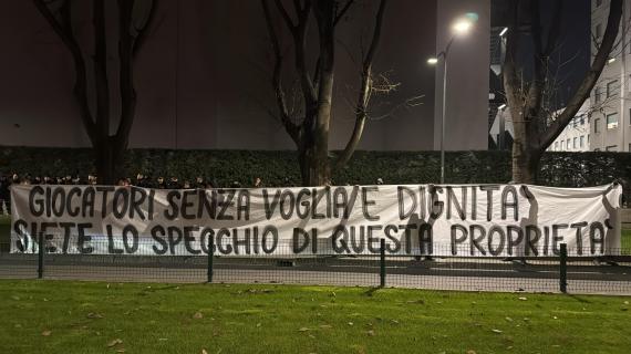 La Sud protesta alla cena per i 125 anni del Milan: striscioni contro società e giocatori