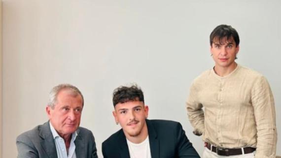 Palermo, il giovane Cutrona firma il suo primo contratto da professionista. La foto