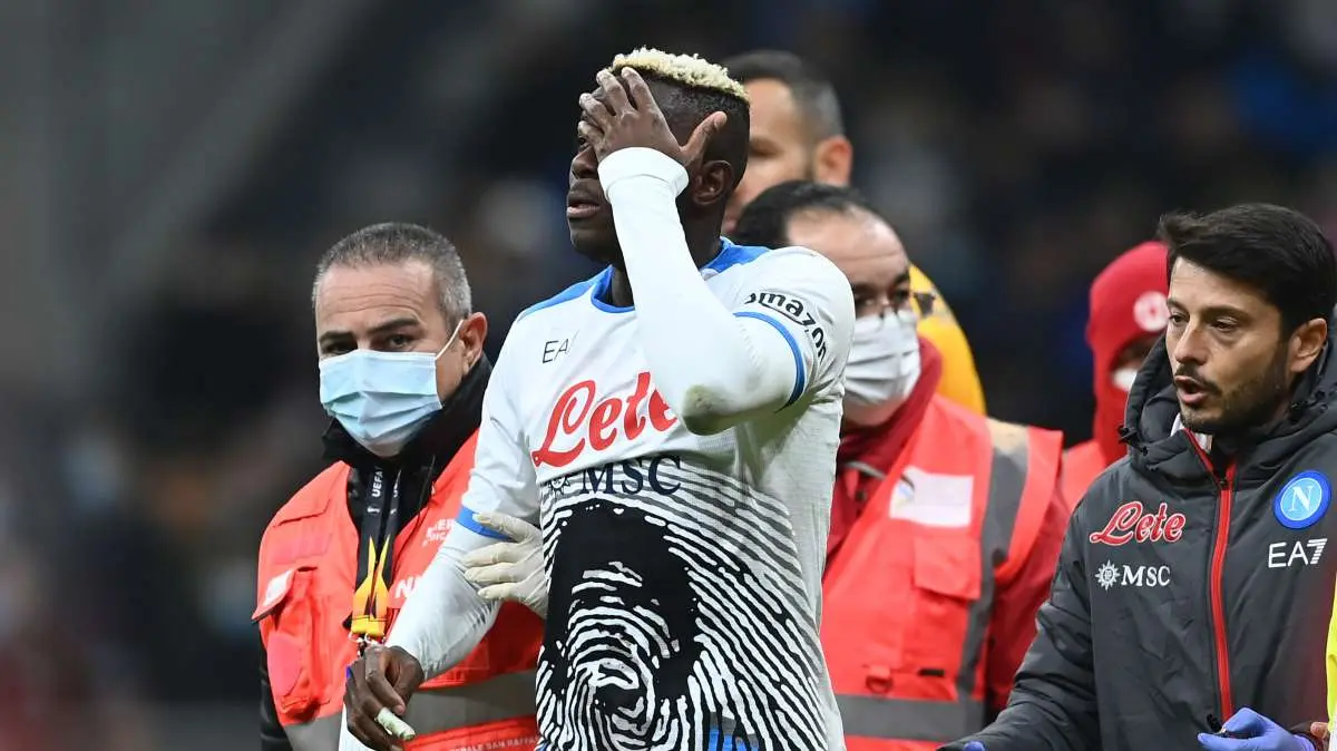 Prima la speranza, poi la sentenza: 90 giorni di prognosi per Osimhen, mazzata per Spalletti