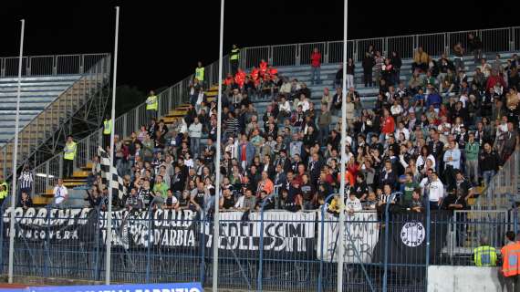 "Armeni attenzione, questo è l'ultimo striscione": tensione a Siena, i tifosi contestano