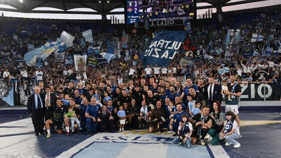 Sedici anni dopo, i tifosi della Lazio tornano in Champions. Super accoglienza per il Cholo